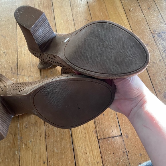 Lucky Brand Tan Larise Peep Toe Booties blocks heels size 11 - Picture 8 of 15